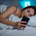 gece telefonla vakit geçirim geç uyuyan kadın