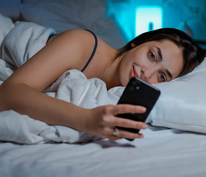 gece telefonla vakit geçirim geç uyuyan kadın