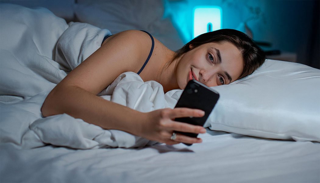 gece telefonla vakit geçirim geç uyuyan kadın